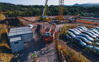 La nouvelle E250 arrive sur un chantier en empruntant un passage étroit